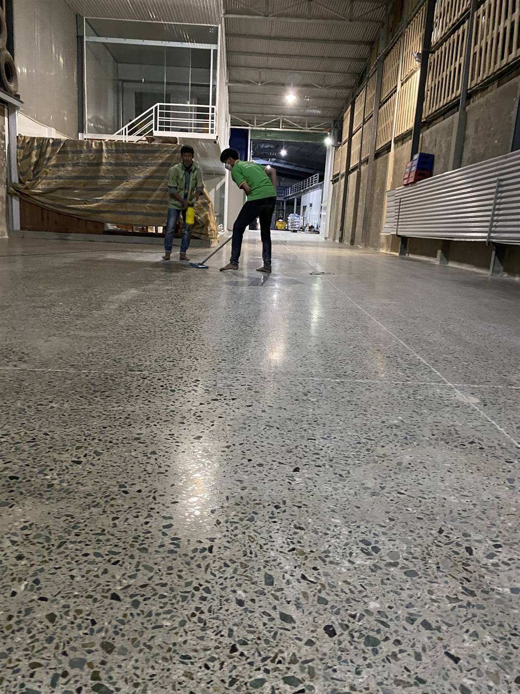 Sàn bê tông mài hoàn thiện tại công trình nhà xưởng