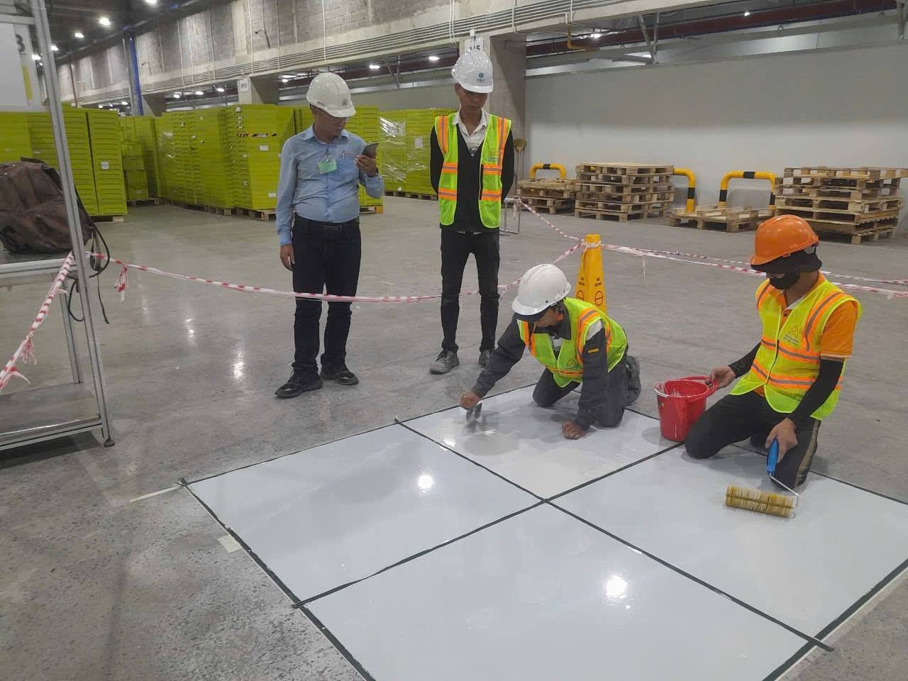 Đội ngũ kiểm tra mẫu bề mặt tại công trình